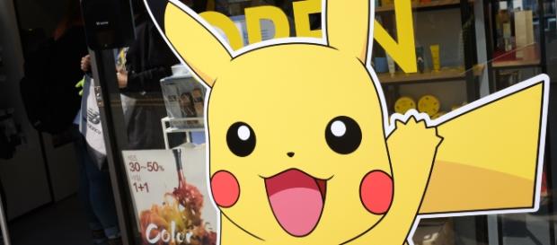 Pikachu saluda desde la entrada de una tienda de maquillaje. Foto: Ana Fernández Pikachu saluda desde la entrada de una tienda de maquillaje. Foto: Ana Fernández