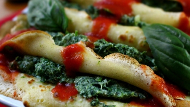 Crespelle ripiene di ricotta e spinaci con pomodoro - Casa Mori - giallozafferano.it