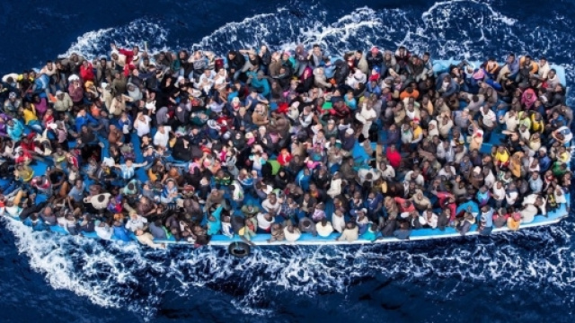 Migranti stipati su una carretta del mare