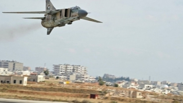 Un aereo militare siriano sui cieli di Aleppo