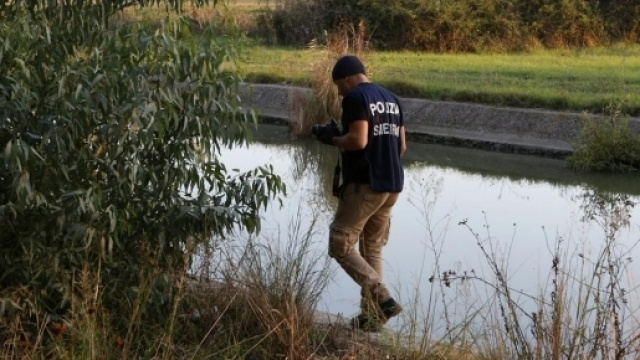 Un'agente della Polizia Scientifica sul luogo del decesso