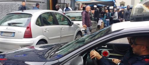I carabinieri nell'area mercatale di Napoli