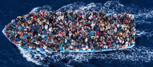 Barcone carico di migranti a largo delle coste