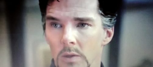 Benedict Cumberbatch in una scena del film Doctor Strange, dal 26 ottobre al cinema