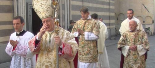 Vescovo Mario Oliveri avrebbe chiesto prestazioni 'intime' in cambio di soldi