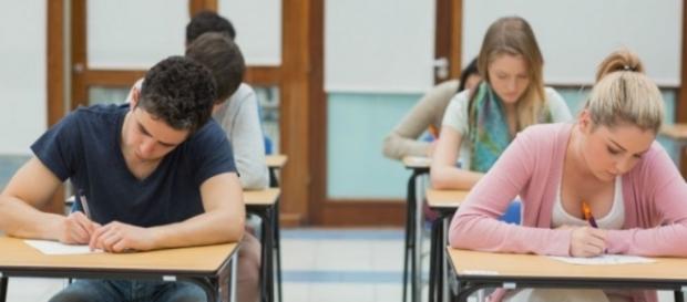Alumnos rindiendo examen para entrar a la universidad Alumnos rindiendo examen para entrar a la universidad