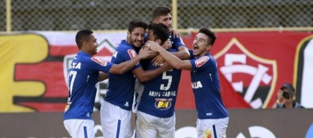 Cruzeiro vence mais uma e respira aliviado Cruzeiro vence mais uma e respira aliviado