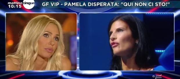 Ilary Blasi durante un confronto con Pamela Prati Ilary Blasi durante un confronto con Pamela Prati