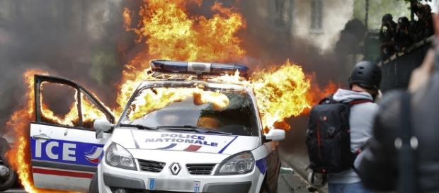 Manifestation à Paris: une voiture de police incendiée - parismatch.com Manifestation à Paris: une voiture de police incendiée - parismatch.com