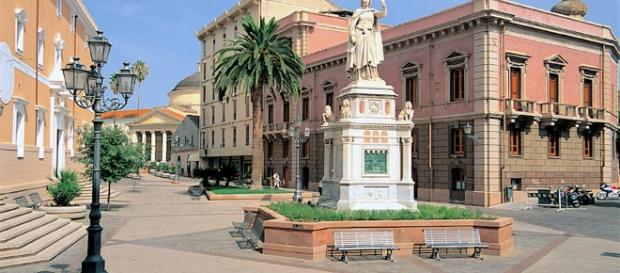 Oristano: incendio in un capannone contenente rifiuti. Oristano: incendio in un capannone contenente rifiuti.