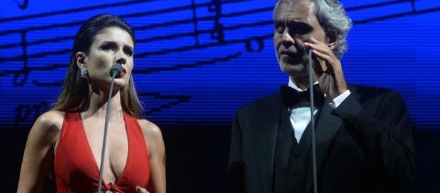 Paula Fernandes nega erro em show com Bocelli, mas foi desmentida Paula Fernandes nega erro em show com Bocelli, mas foi desmentida