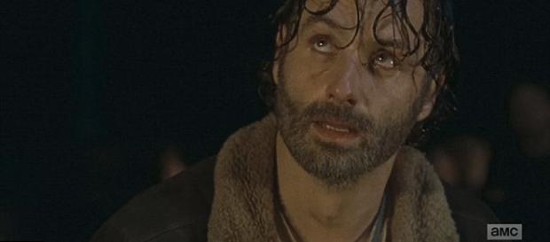 Rick disperato guarda Negan, sperando di morire per salvare suo figlio Nick. Rick disperato guarda Negan, sperando di morire per salvare suo figlio Nick.
