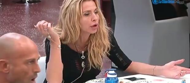 Valeria che risponde alle accuse. Valeria che risponde alle accuse.