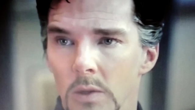 Benedict Cumberbatch in una scena del film Doctor Strange, dal 26 ottobre al cinema