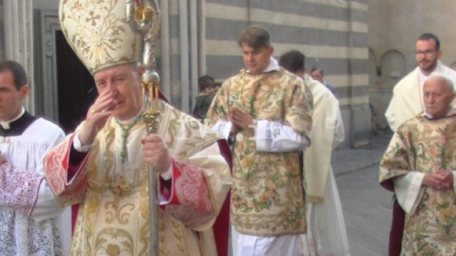 Vescovo Mario Oliveri avrebbe chiesto prestazioni 'intime' in cambio di soldi