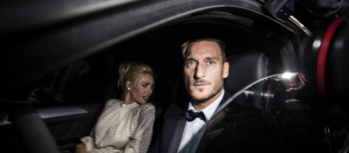 Francesco Totti, in macchina con la moglie ilary Blasi.
