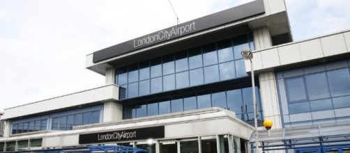 Incidente all'aeroporto London City: passeggeri evacuati