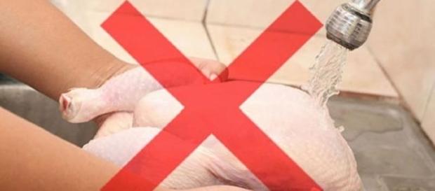 Frango sendo lavado inadequadamente Frango sendo lavado inadequadamente