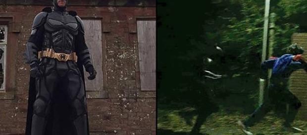 Homem se veste de Batman para capturar palhaços Homem se veste de Batman para capturar palhaços