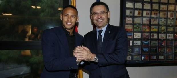 Neymar comemora com o presidente do Barcelona, Joseph Maria Bartomeu, a renovação do seu contrato Neymar comemora com o presidente do Barcelona, Joseph Maria Bartomeu, a renovação do seu contrato