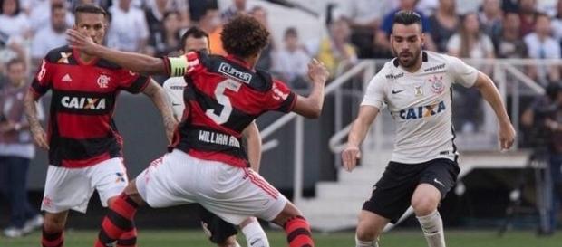No primeiro turno, o Corinthians levou a melhor, goleando o Flamengo por 4 a 0, em São Paulo. No primeiro turno, o Corinthians levou a melhor, goleando o Flamengo por 4 a 0, em São Paulo.