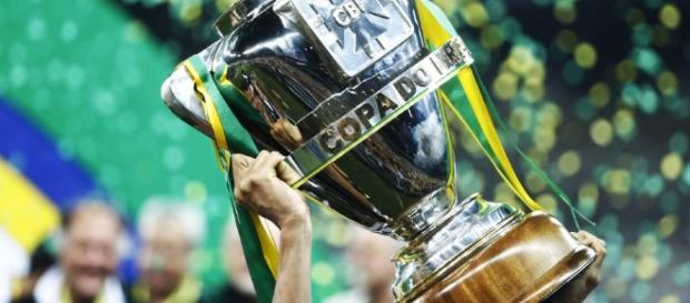 O cobiçado troféu da Copa do Brasil. Quem leva em 2016? O cobiçado troféu da Copa do Brasil. Quem leva em 2016?