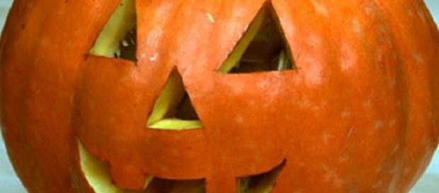 Una zucca di Halloween, quale compare sulla scena del delitto nel romanzo. Una zucca di Halloween, quale compare sulla scena del delitto nel romanzo.