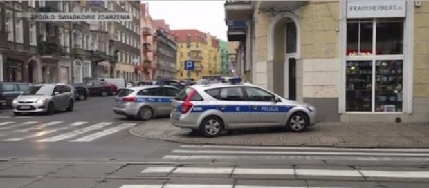 źródło: fragment z materiału nakręconego przez świadka zdarzenia; na zdjęciu widoczny jest źle zaparkowany radiowóz źródło: fragment z materiału nakręconego przez świadka zdarzenia; na zdjęciu widoczny jest źle zaparkowany radiowóz