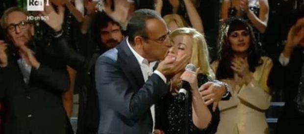 Carlo Conti festeggia una commossa Deborah Iurato Carlo Conti festeggia una commossa Deborah Iurato