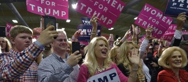 Donald Trump conserve des admiratrices (sincères ou figurantes), mais les électrices votent surtout pour Hillary Clinton Donald Trump conserve des admiratrices (sincères ou figurantes), mais les électrices votent surtout pour Hillary Clinton
