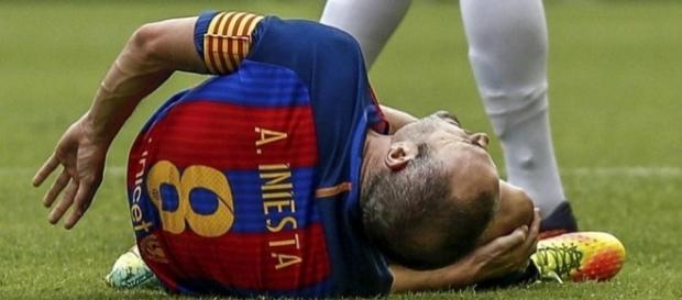 Iniesta se duele de su rodilla derecha tras la entrada de Enzo Pérez Iniesta se duele de su rodilla derecha tras la entrada de Enzo Pérez