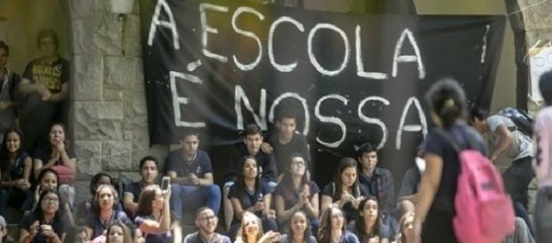 Já são mais de mil escolas ocupadas pelo Brasil contra os projetos do governo federal. Já são mais de mil escolas ocupadas pelo Brasil contra os projetos do governo federal.
