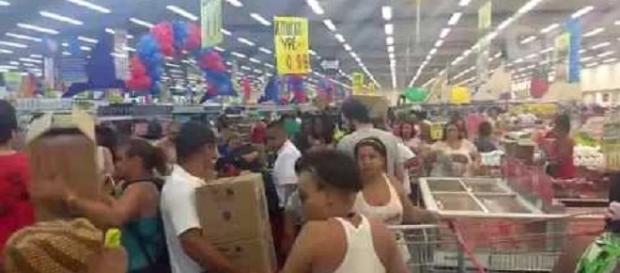 Promoção em supermercado lota estabelecimento, gerando briga e confusão Promoção em supermercado lota estabelecimento, gerando briga e confusão