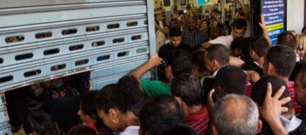 Promoções do Supermercado Guanabara atraíram um grande número de clientes. Promoções do Supermercado Guanabara atraíram um grande número de clientes.