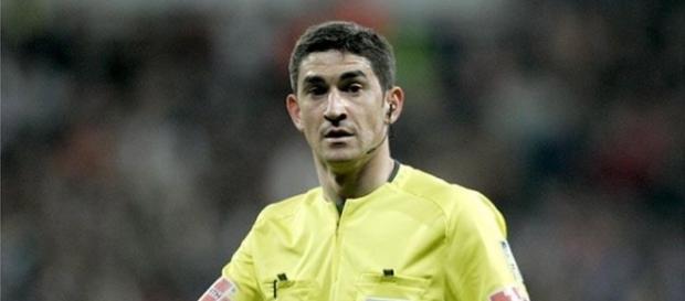 Undiano Mallenco arbitrando un partido Undiano Mallenco arbitrando un partido