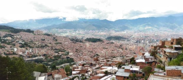 Medellín, Colômbia: vista da cidade a partir da Comuna 8. Medellín, Colômbia: vista da cidade a partir da Comuna 8.