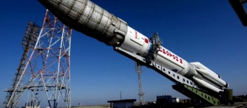 Il vettore PROTON-M in fase di allineamento