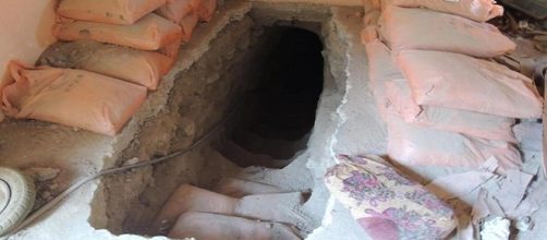 L'ingresso di un cunicolo costruito dagli jihadisti dell'Isis per collegare un'abitazione ad un bunker sotterraneo. Foto da Ansa.it