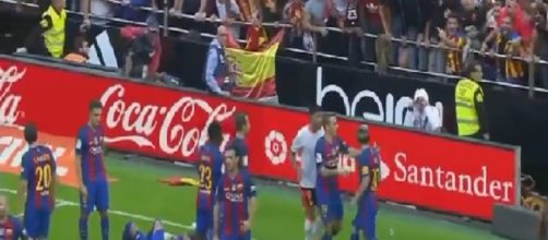 Messi e i giocatori del Barcellona sotto la curva del Valencia