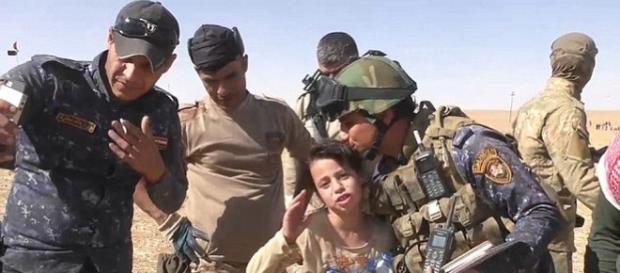 Aysha, o fetiță de zece ani plânge și mulțumește soldaților care au eliberat-o pe ea și mama ei din mâinile barbarilor luptători ISIS Aysha, o fetiță de zece ani plânge și mulțumește soldaților care au eliberat-o pe ea și mama ei din mâinile barbarilor luptători ISIS