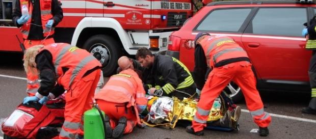 Calabria, auto si ribalta tre ragazze ferite Calabria, auto si ribalta tre ragazze ferite