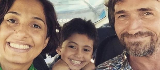 Camila feliz ao lado da filha e do ex-marido Camila feliz ao lado da filha e do ex-marido