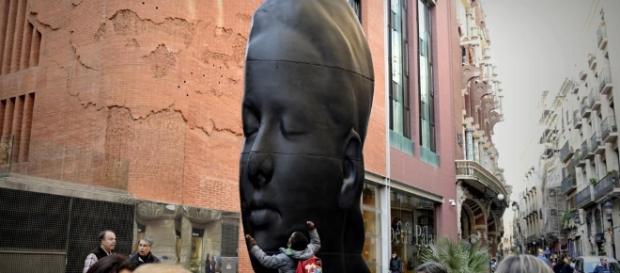 Carmela', la escultura de Plensa se queda ocho años más Carmela', la escultura de Plensa se queda ocho años más