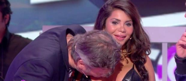 El momento en que Jean-Michel Maire besa el escote de Soraya Riffy ante el asombro de ella. El momento en que Jean-Michel Maire besa el escote de Soraya Riffy ante el asombro de ella.