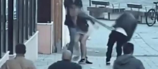 Habla en inglés!" la brutal agresión xenófoba a un turista español ... - vozpopuli.com Habla en inglés!" la brutal agresión xenófoba a un turista español ... - vozpopuli.com