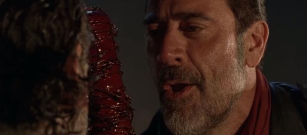 Negan sbeffeggia Rick dopo aver atrocemente ammazzato... Negan sbeffeggia Rick dopo aver atrocemente ammazzato...