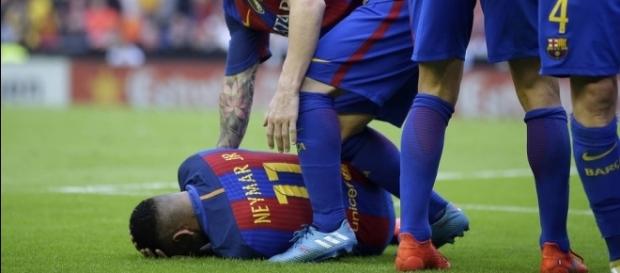 Neymar foi atingido por garrafa atirada pela torcida do Valencia Neymar foi atingido por garrafa atirada pela torcida do Valencia