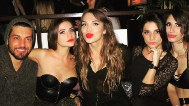 Alessandro Calabrese con Lidia Vella, Manila Gorio, Jessica Vella e Veronica Soriano