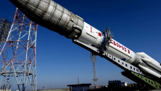 Il vettore PROTON-M in fase di allineamento