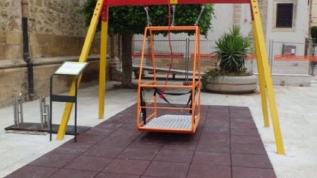 L'altalena della discordia. Polemica a distanza Errante ... - castelvetranonews.it